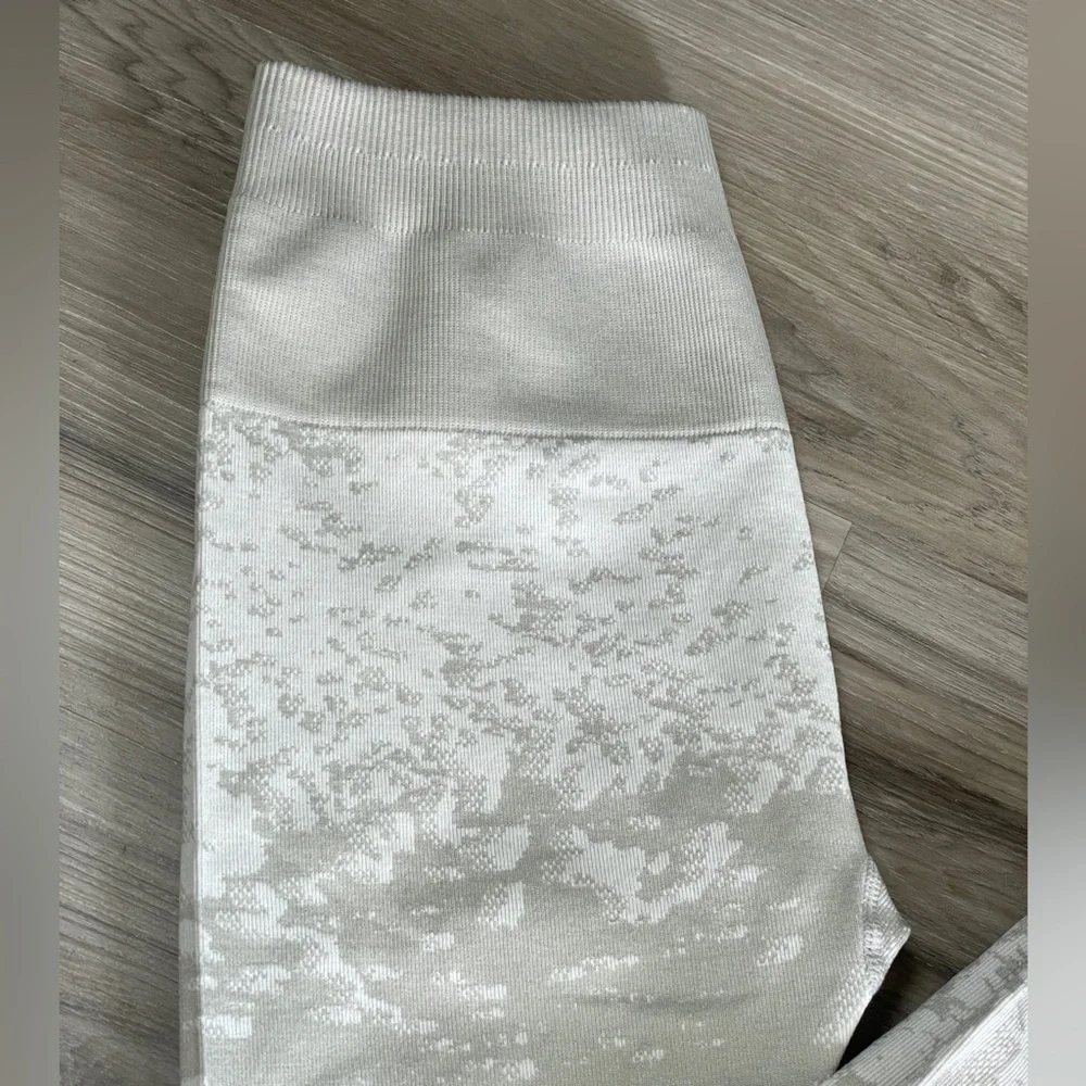 Fabletics High-Waisted Seamless Mist Legging Light Grey & White Size Small - Picture 4 of 9